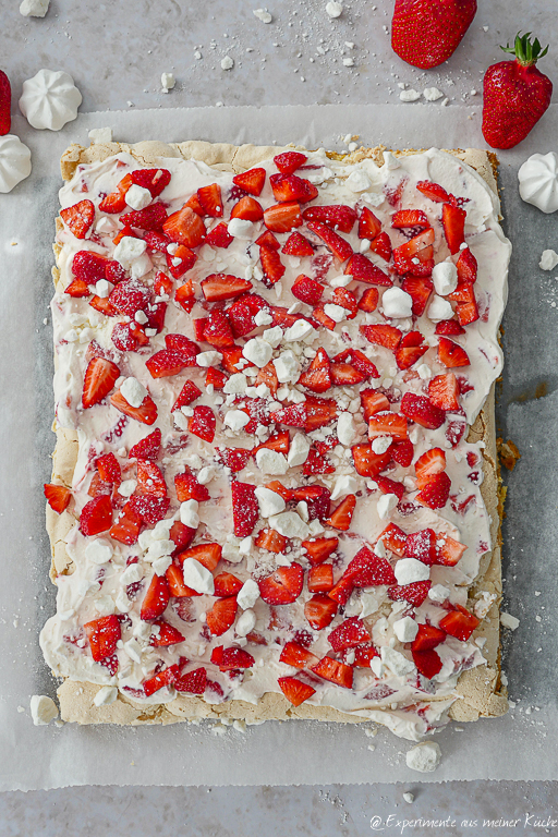 Kuchen mit Erdbeeren und Baiser