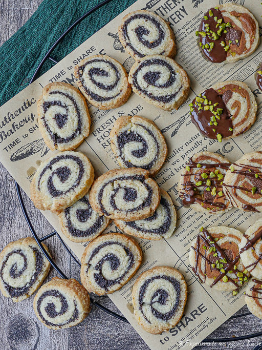 Plätzchen von der Rolle mit Mohn