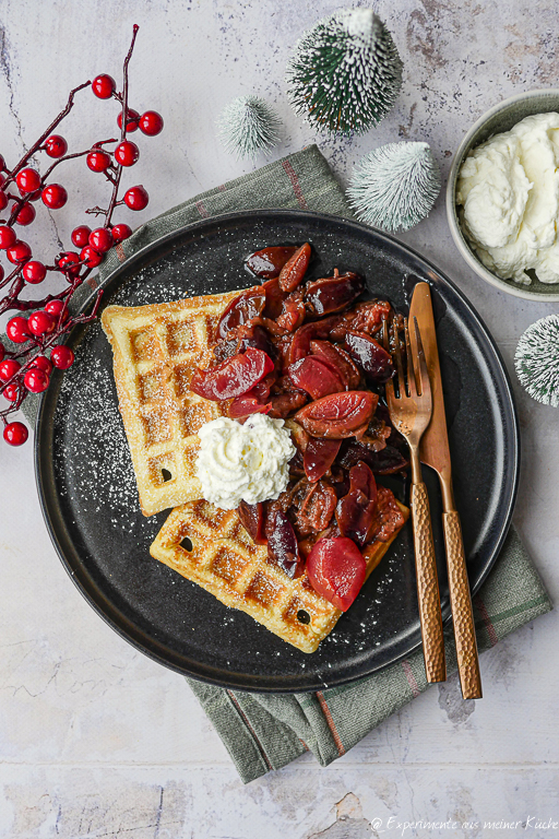 Weihnachtswaffeln mit Zimtpflaumen