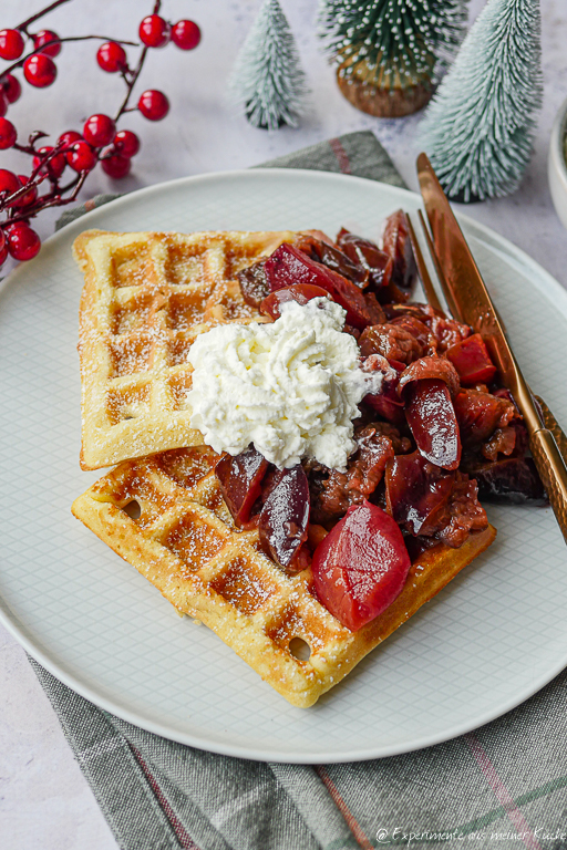Weihnachtswaffeln mit Zimtpflaumen