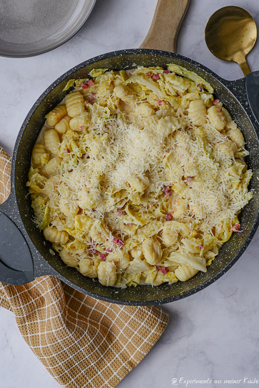 Wirsing Pfanne mit Gnocchi – cremig, deftig, einfach