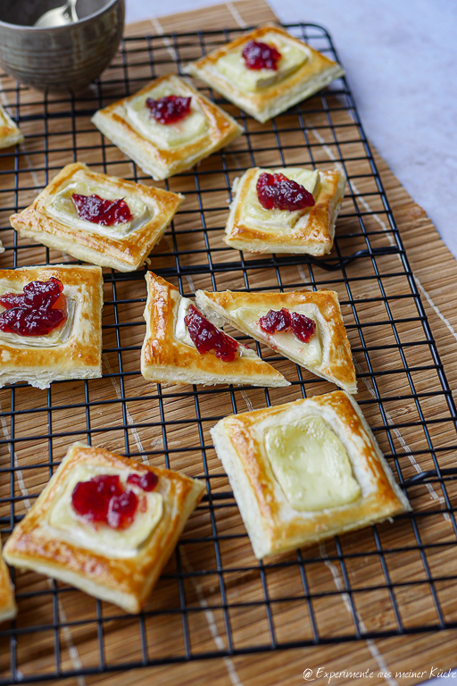 Blätterteig Häppchen mit Camembert und Preiselbeeren