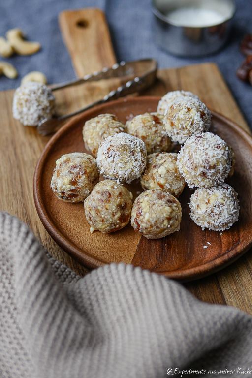 Energy Balls Rezept mit Kokos, Cashews & Datteln