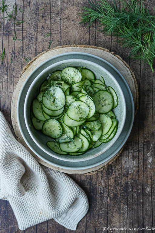 Gurkensalat mit Essig und Öl
