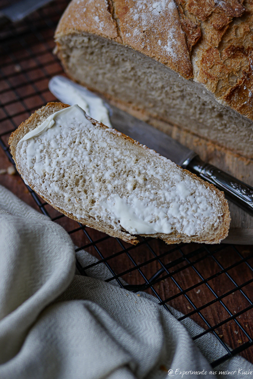 Krustenbrot mit Butter