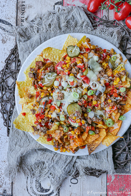 Nachos überbacken mit Käse und Hackfleisch
