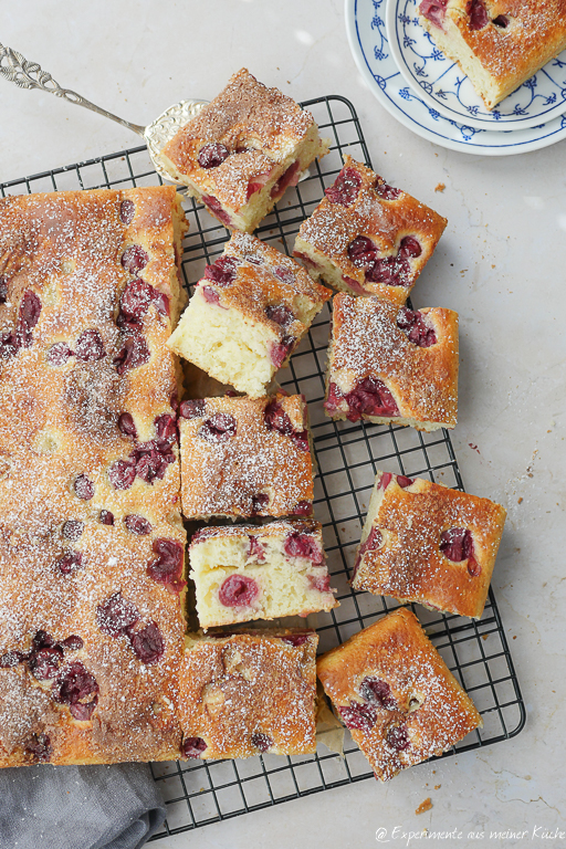 Buttermilchkuchen mit Kirschen vom Blech