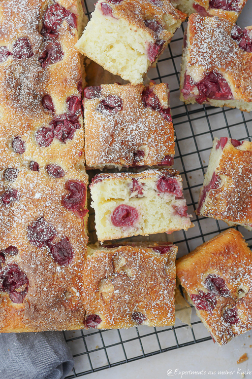 Buttermilchkuchen mit Kirschen vom Blech