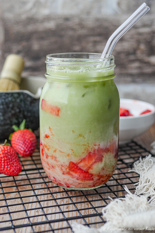Erdbeer Matcha Latte