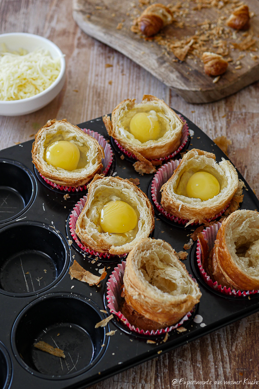 Gefüllte Croissants mit rohem Ei