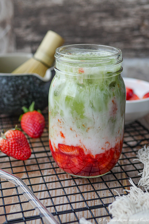 Matcha Latte mit Erdbeeren