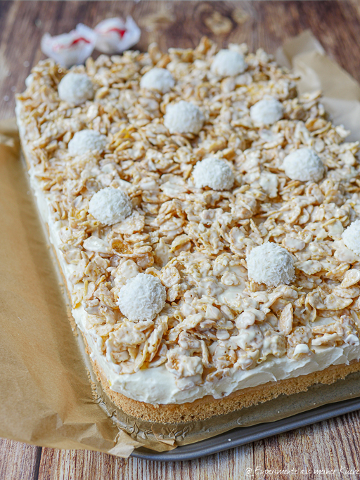 Raffaello Kuchen vom Blech mit Crunch-Topping