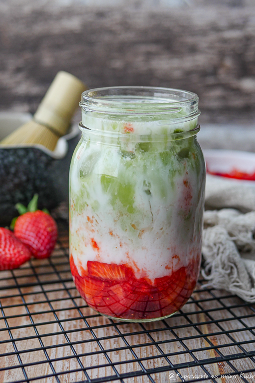 Strawberry Matcha Latte – erfrischender Erdbeer Matcha Latte