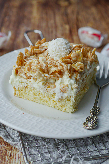 Raffaello Kuchen vom Blech mit Crunch-Topping