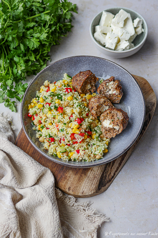Bifteki mit Bulgursalat