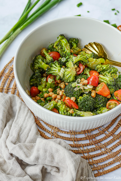 Brokkolisalat mit Kichererbsen