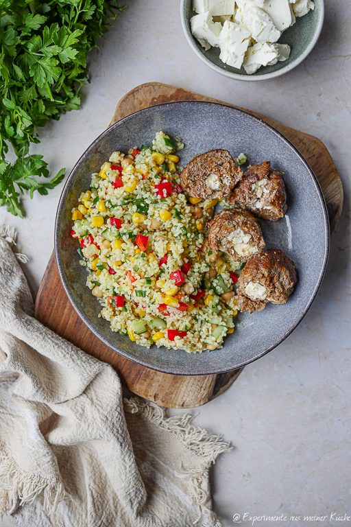 Bulgursalat mit Bifteki