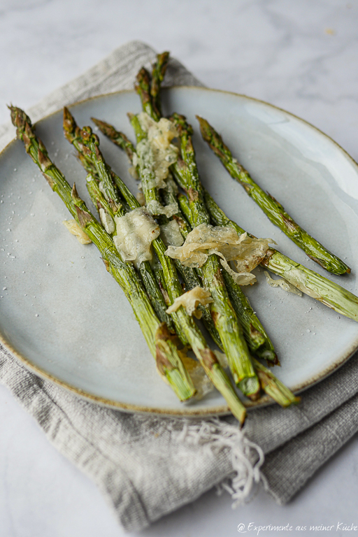 Grüner Spargel mit Parmesan