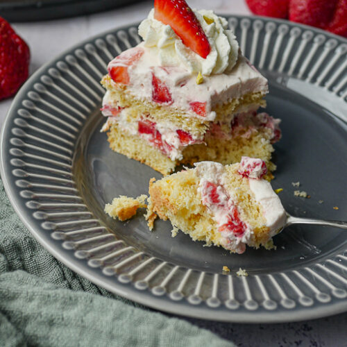 Sahnetorte mit Erdbeeren