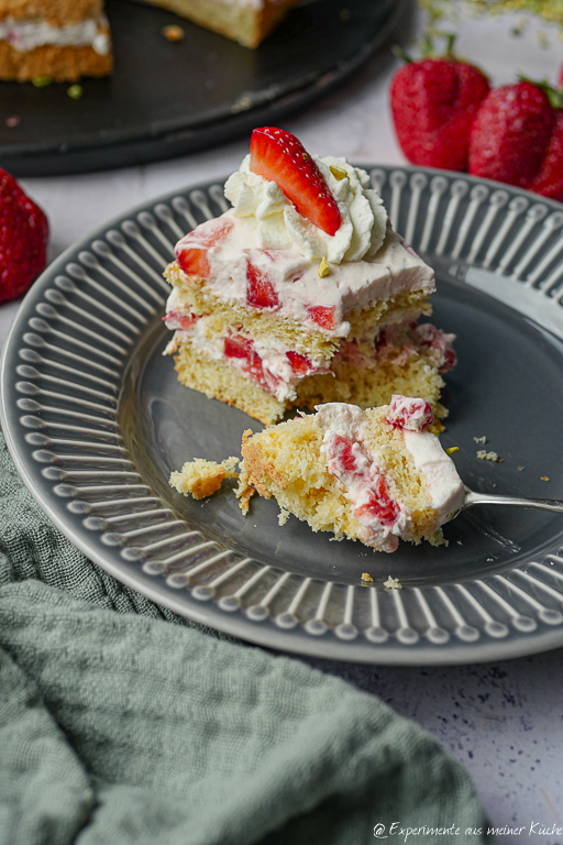 Sahnetorte mit Erdbeeren