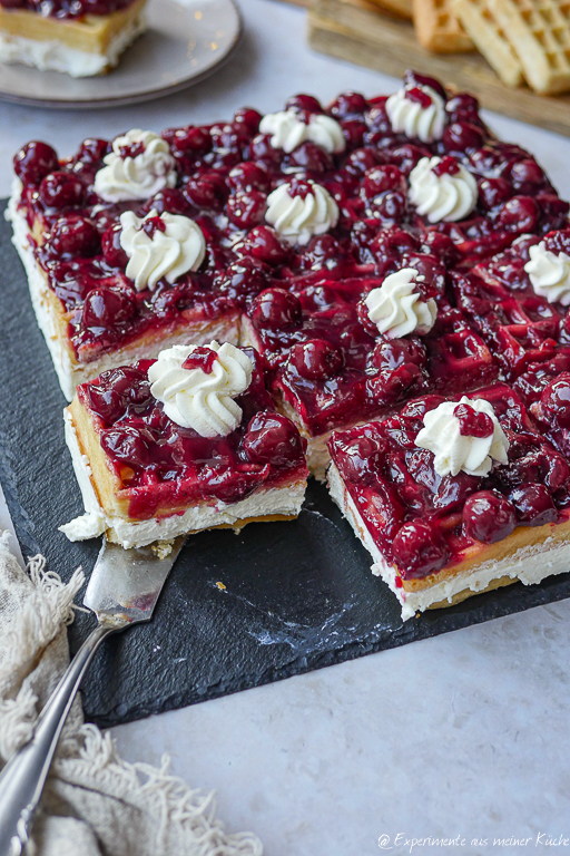 Waffelkuchen mit Kirschen – einfaches Waffelkuchen Rezept ohne Backen
