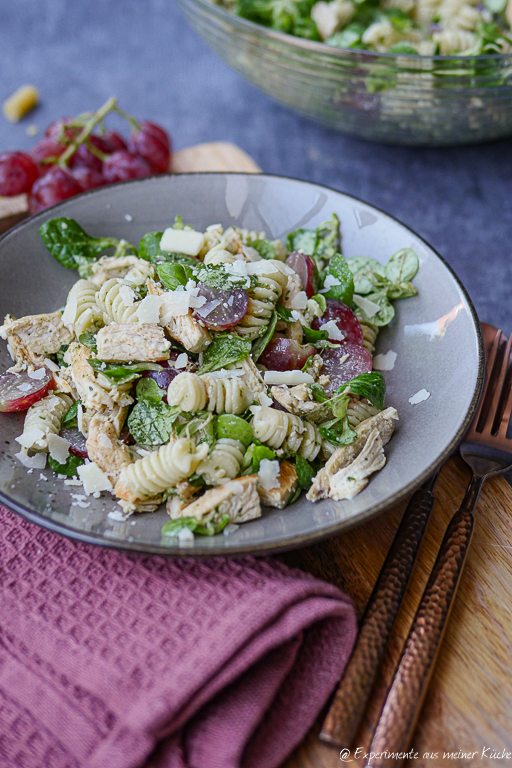 Nudelsalat mit Pesto und Weintrauben