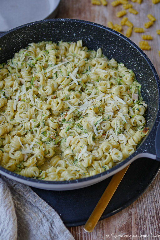 Zucchini Pasta mit Hähnchenbrustaufschnitt
