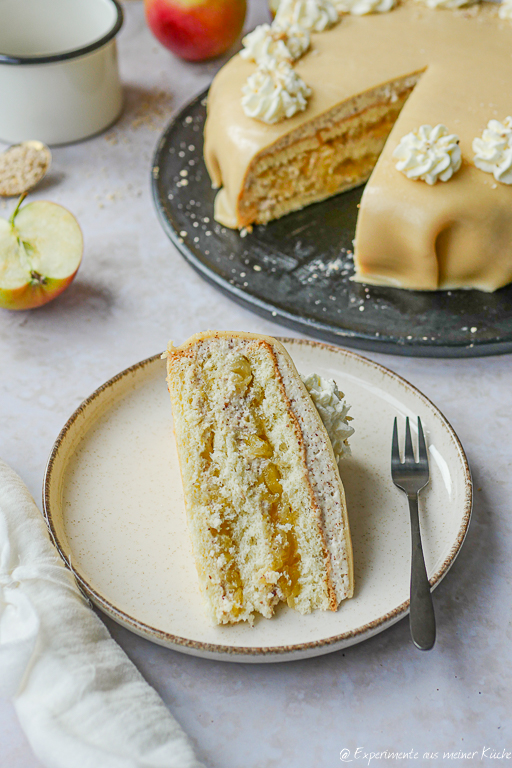 Apfeltorte mit Marzipan und Nuss-Sahne