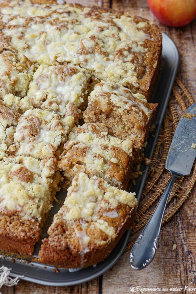 Apfel-Zimtschneckenkuchen mit Streuseln