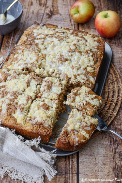 Zimtschneckenkuchen mit Streusel und Apfel