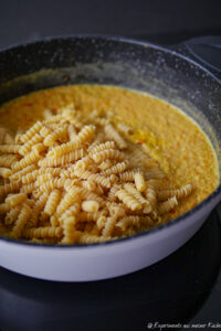 Kürbis mit Nudeln in der Pfanne
