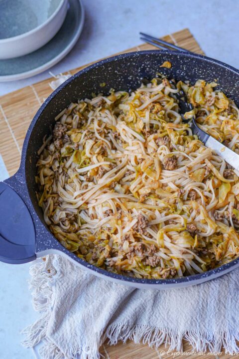 Asiatische Spitzkohlpfanne mit Hackfleisch und Reisnudeln