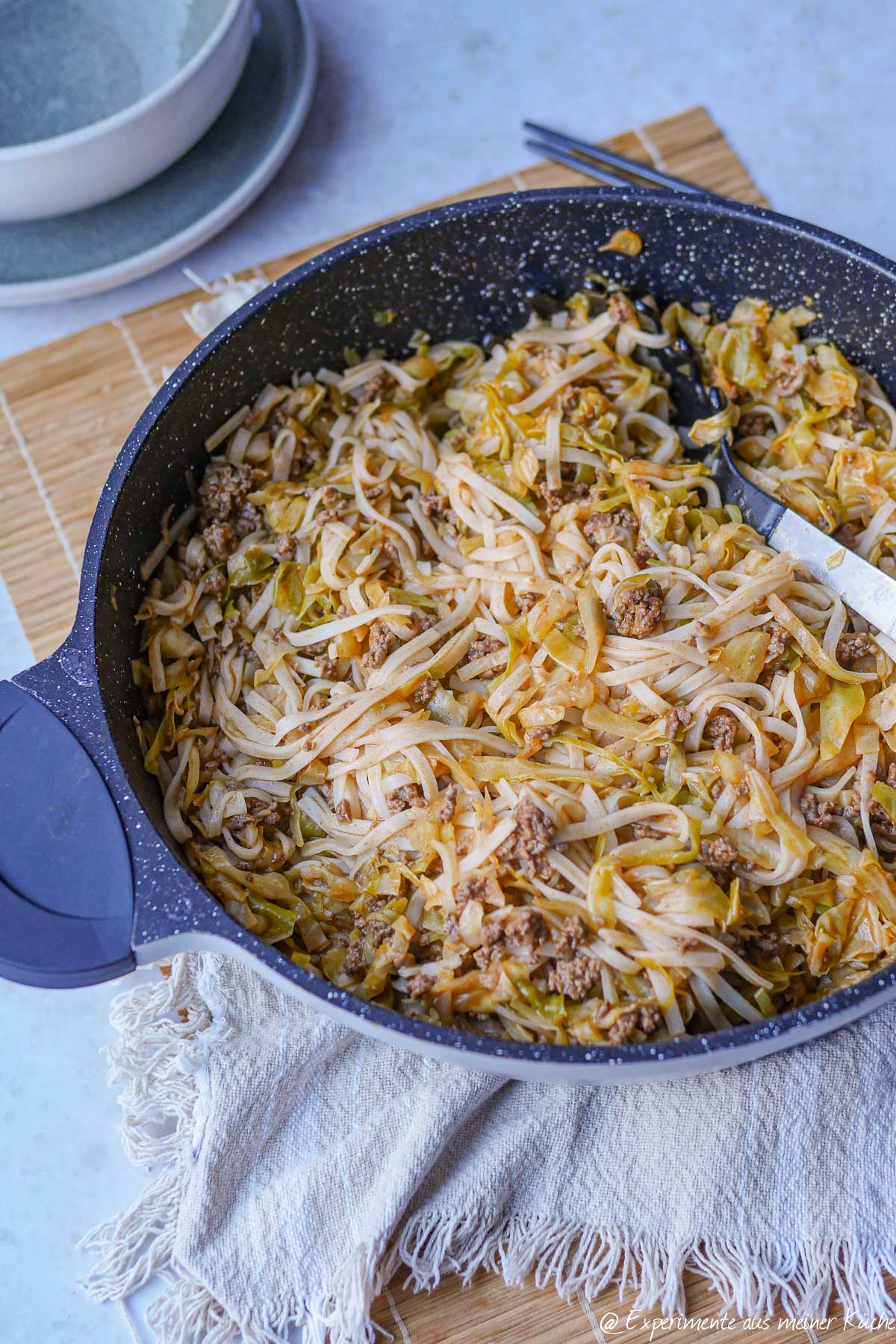 Spitzkohlpfanne mit Hackfleisch & Reisnudeln