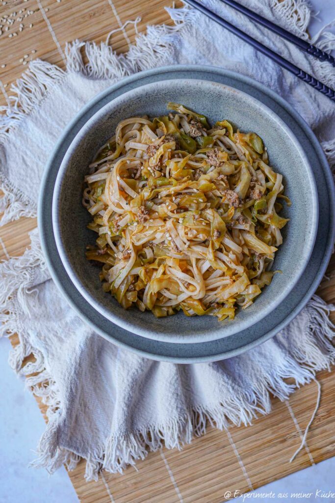 Asiatische Spitzkohlpfanne mit Hackfleisch