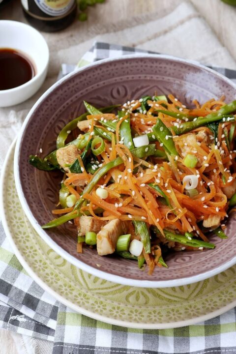 Asiatische Möhrennudeln mit Hähnchen