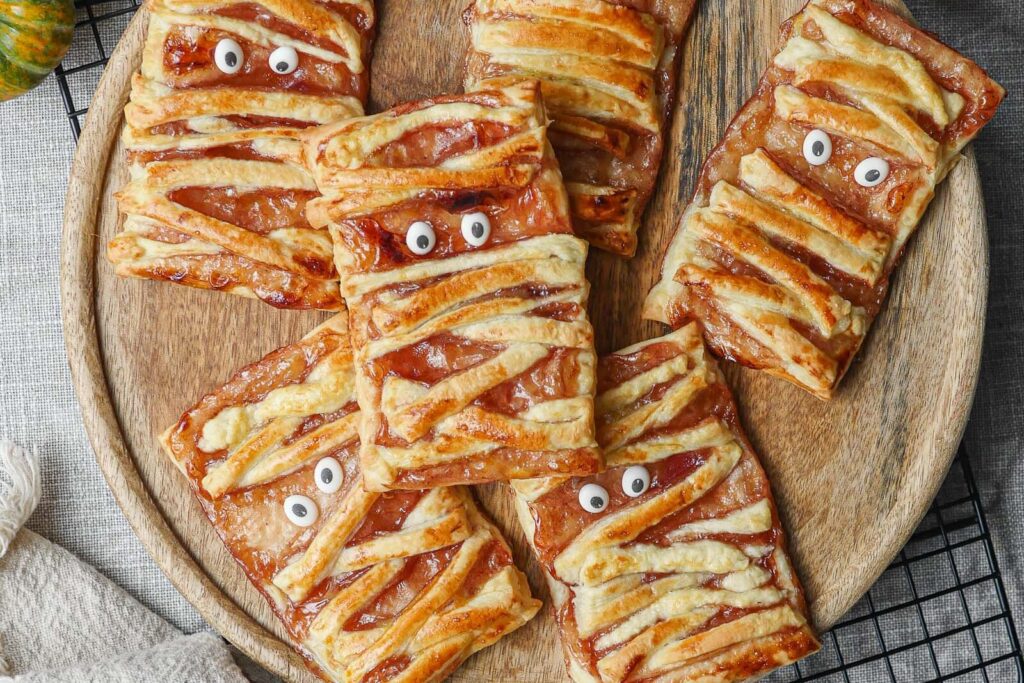 Süße Blätterteig Mumien zu Halloween