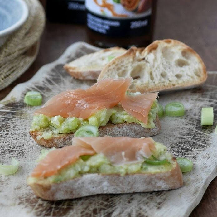 Bruschetta mit Avocado-Kartoffel-Creme und Lachs