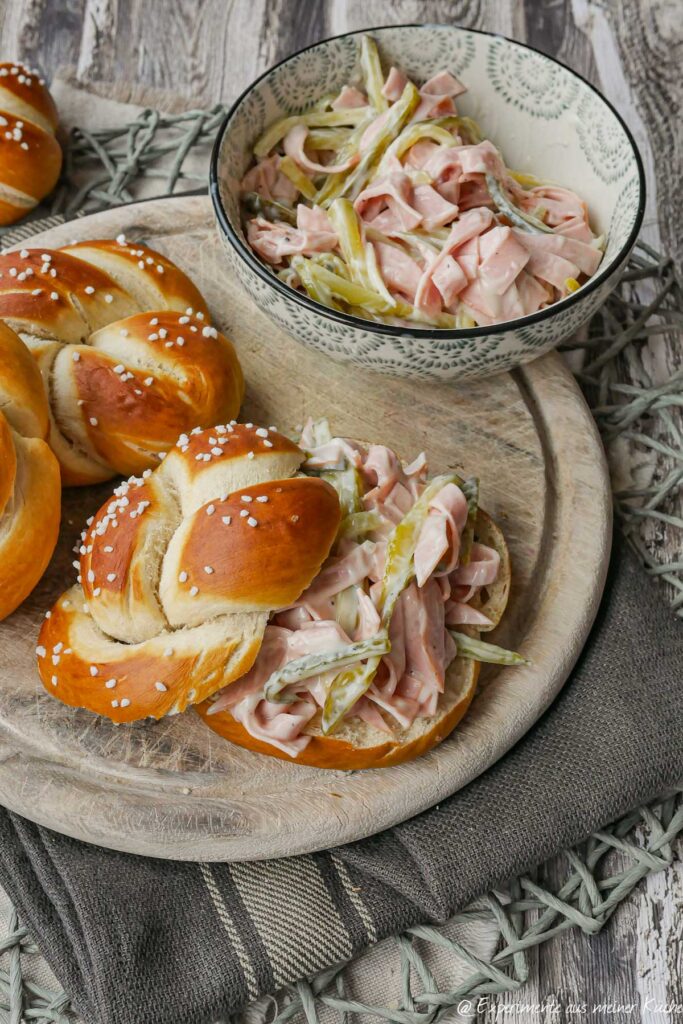 Fleischsalat mit Brötchen