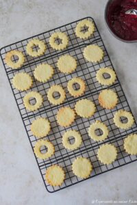 Gebackene Plätzchen auf Gitter