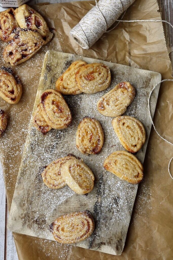Marmeladenplätzchen auf Brettchen