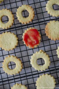 Plätzchen mit Marmelade bestreichen