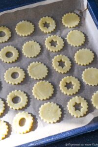 Rohe Plätzchen auf Blech