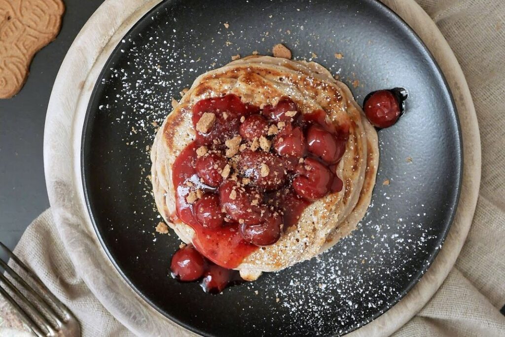 Weihnachtliche Pancakes mit heißen Kirschen