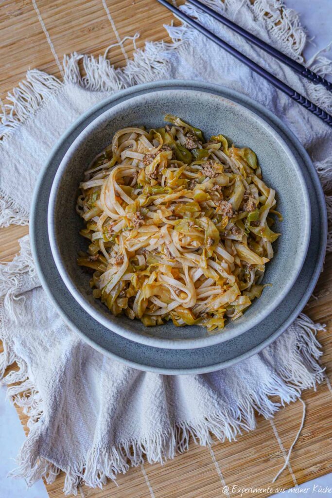 Spitzkohlpfanne mit Reisnudeln