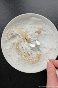 Vanillekipferl in Puderzucker wälzen